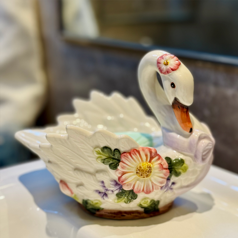 Home Bathroom Supplies - クリエイティブセラミックソープボックス、ライトラグジュアリーかわいい白鳥の形をしたソープディッシュ、ホームバスルームキッチン用品、バスルーム収納ラック、1個