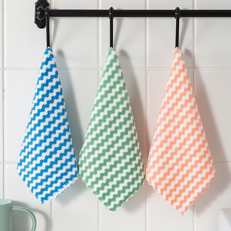 波状のストライプ柄コーラルフリースタオル2枚組、厚手で柔らか - Home Bathroom Colors のレビューと価格